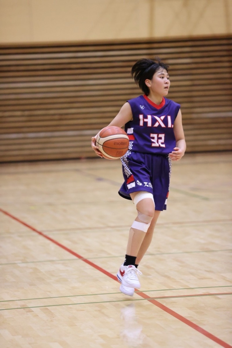 HXL 女子選手のドリブル